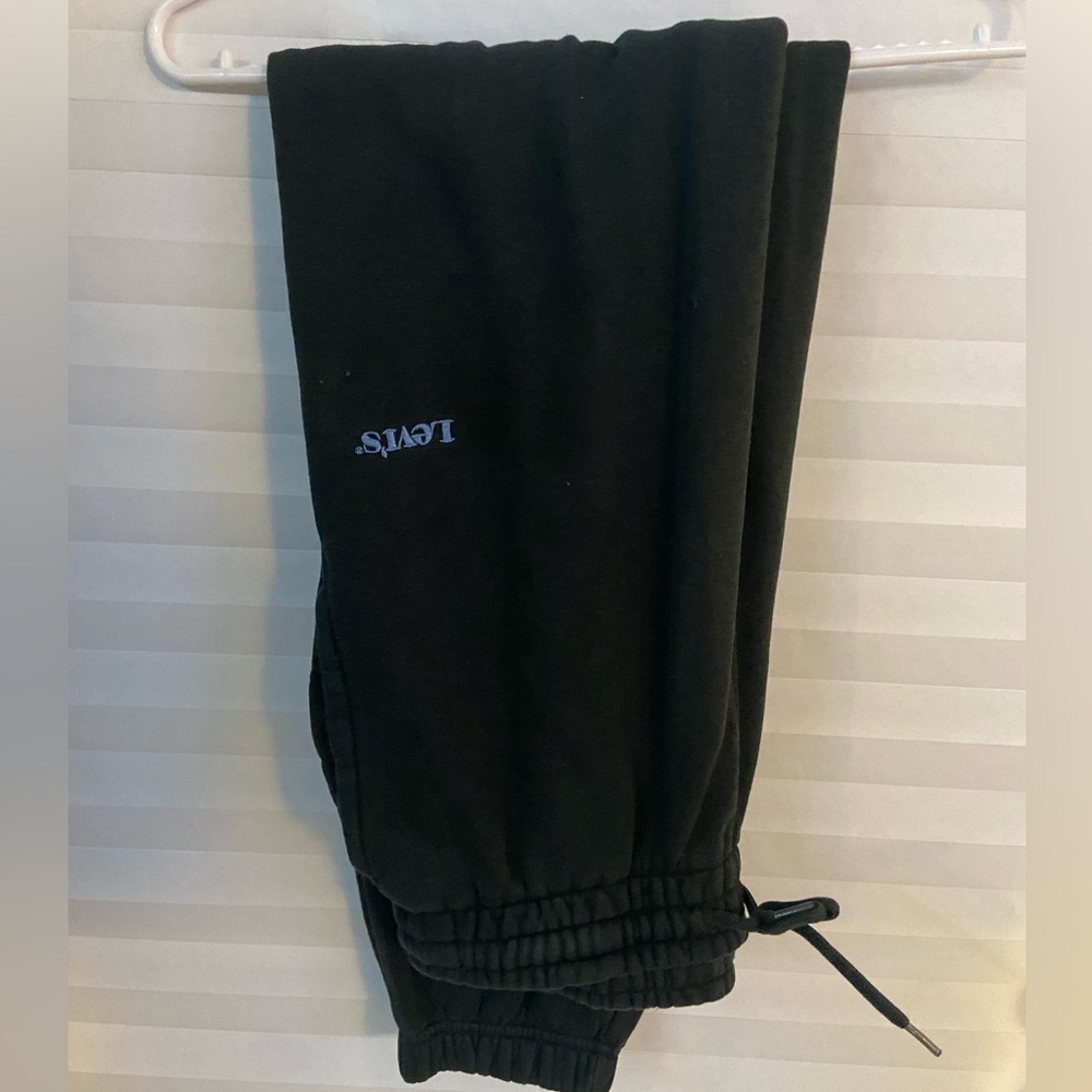 Men’s Levi sweats